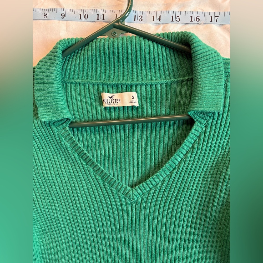 Hollister Green Ribbed V-Neck Sweater - Picture 2 of 4
